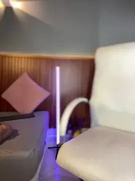 roouse – webcam model profile photo Image 4