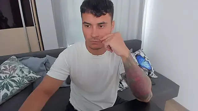 roouse – webcam model profile photo Image 9