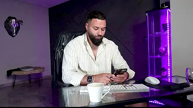 roouse – webcam model profile photo Image 15
