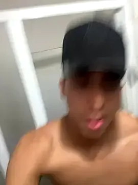 roouse – webcam model profile photo Image 6
