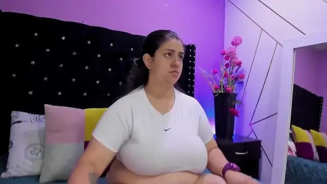 Karoll – webcam model profile photo Image 11