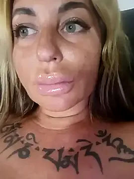 roouse – webcam model profile photo Image 3