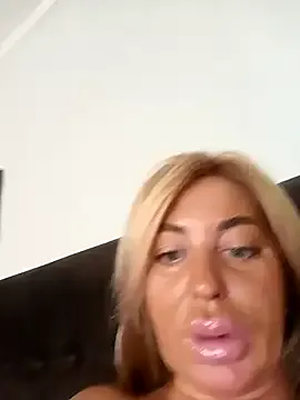 roouse – webcam model profile photo Image 7