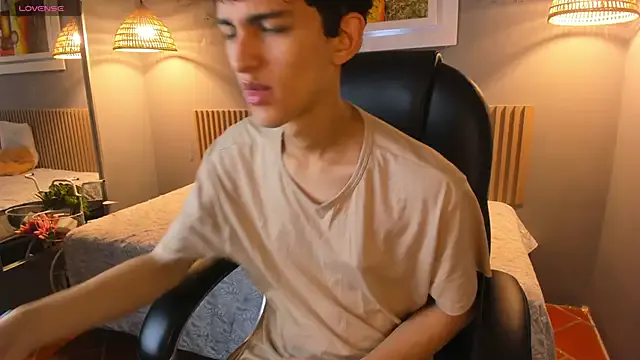 YU-KI00 – webcam model profile photo Image 17