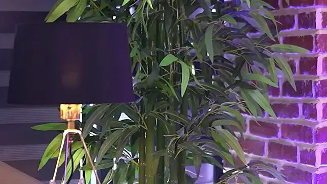 roouse – webcam model profile photo Image 14