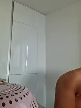 roouse – webcam model profile photo Image 6