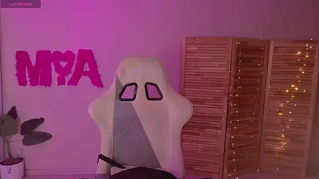 AngelaDevlin – webcam model profile photo Image 12