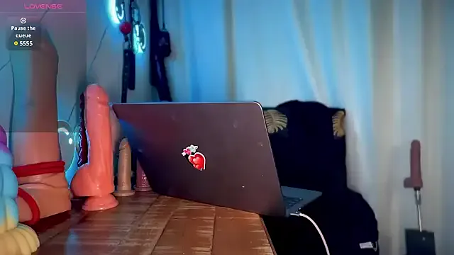 roouse – webcam model profile photo Image 8