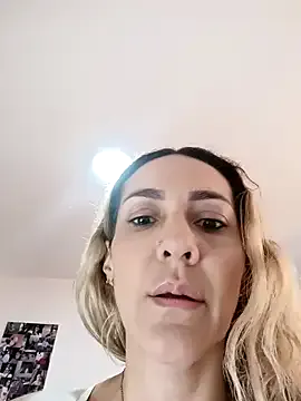 Mya – webcam model profile photo Image 3