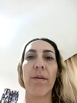 Mya – webcam model profile photo Image 4