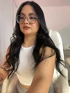 roouse – webcam model profile photo Image 4