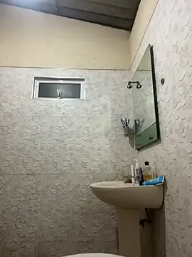 roouse – webcam model profile photo Image 17