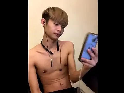 roouse – webcam model profile photo Image 4