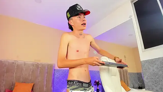 roouse – webcam model profile photo Image 12