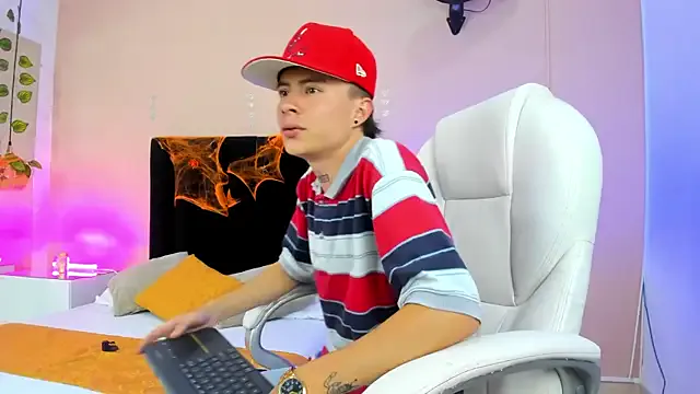 roouse – webcam model profile photo Image 13