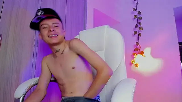 roouse – webcam model profile photo Image 7