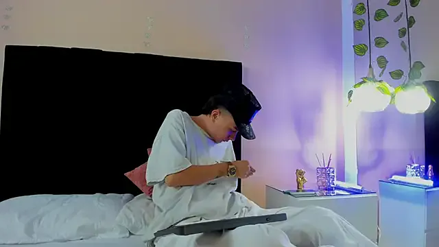 roouse – webcam model profile photo Image 9