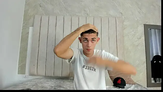 roouse – webcam model profile photo Image 4