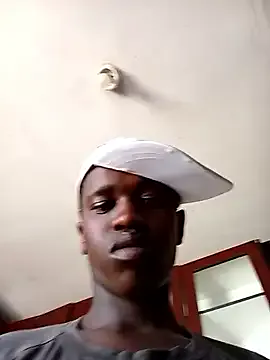 roouse – webcam model profile photo Image 4