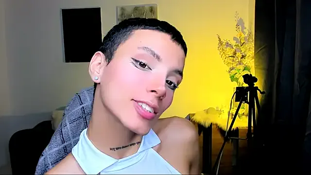 roouse – webcam model profile photo Image 9