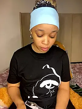 MiraKova – webcam model profile photo Image 16