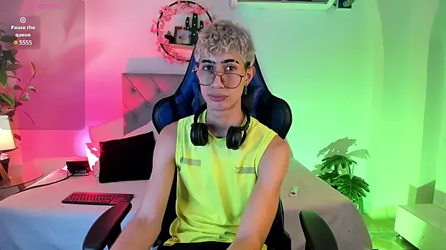  – webcam model profile photo Image 7