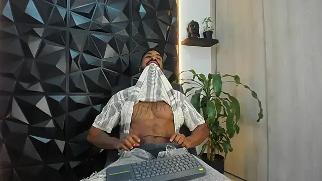roouse – webcam model profile photo Image 3