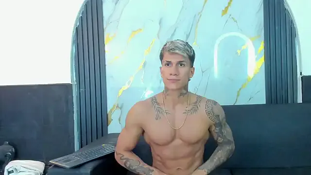 roouse – webcam model profile photo Image 7