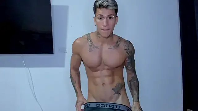 roouse – webcam model profile photo Image 9