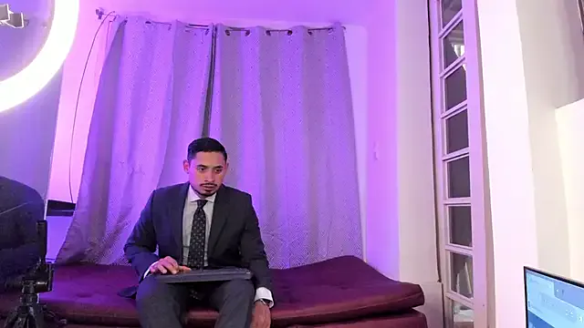 roouse – webcam model profile photo Image 15