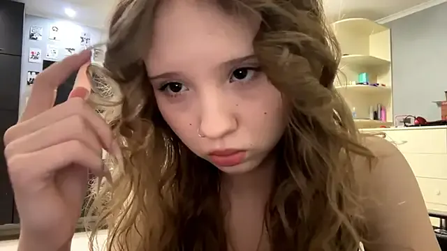 FroggyAnna – webcam model profile photo Image 2