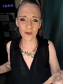 zui_lu – webcam model profile photo Image 4