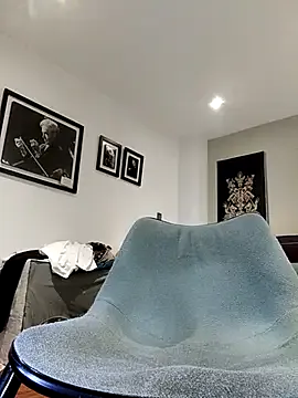 roouse – webcam model profile photo Image 10