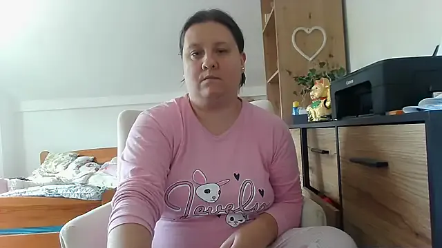 school_ch – webcam model profile photo Image 11