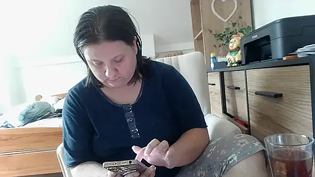 school_ch – webcam model profile photo Image 12