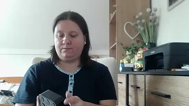 school_ch – webcam model profile photo Image 14