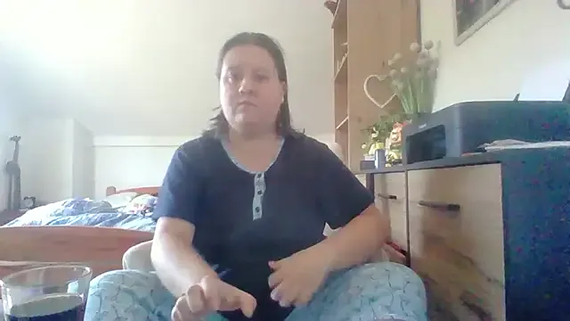 school_ch – webcam model profile photo Image 15