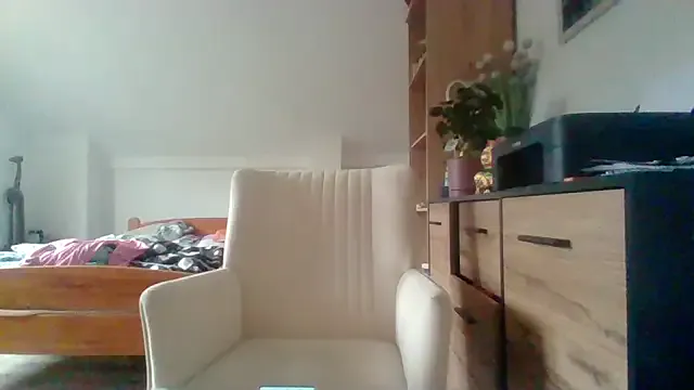 school_ch – webcam model profile photo Image 16