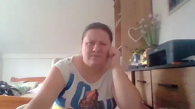 school_ch – webcam model profile photo Image 17