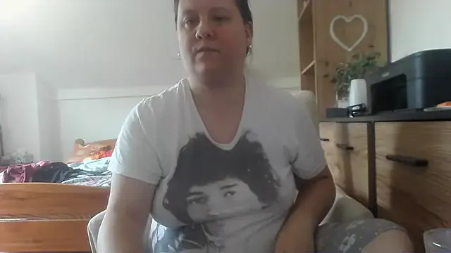 school_ch – webcam model profile photo Image 5