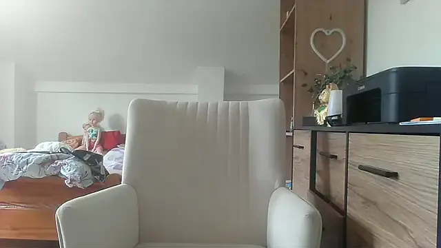 school_ch – webcam model profile photo Image 6