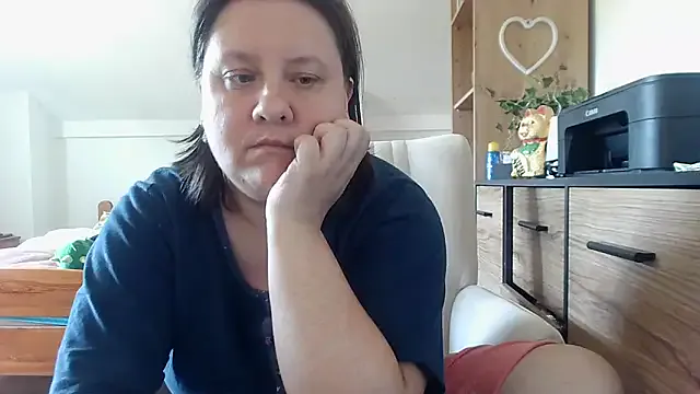 school_ch – webcam model profile photo Image 8