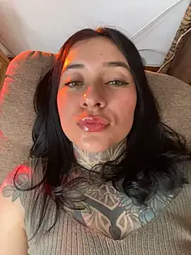 roouse – webcam model profile photo Image 8