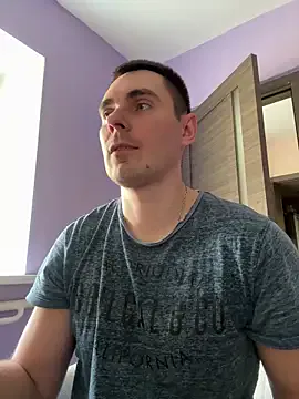 roouse – webcam model profile photo Image 4