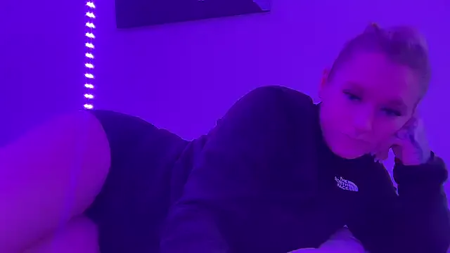 roouse – webcam model profile photo Image 4