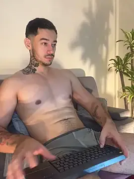 roouse – webcam model profile photo Image 6