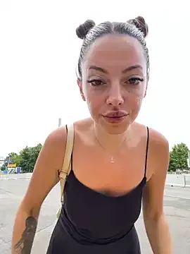 EmiliGarden – webcam model profile photo Image 9