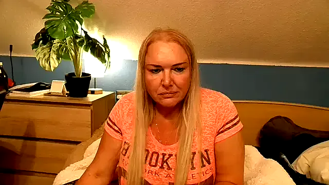 roouse – webcam model profile photo Image 2