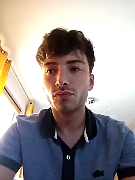 zui_lu – webcam model profile photo Image 4