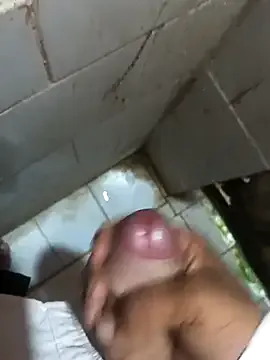 roouse – webcam model profile photo Image 9